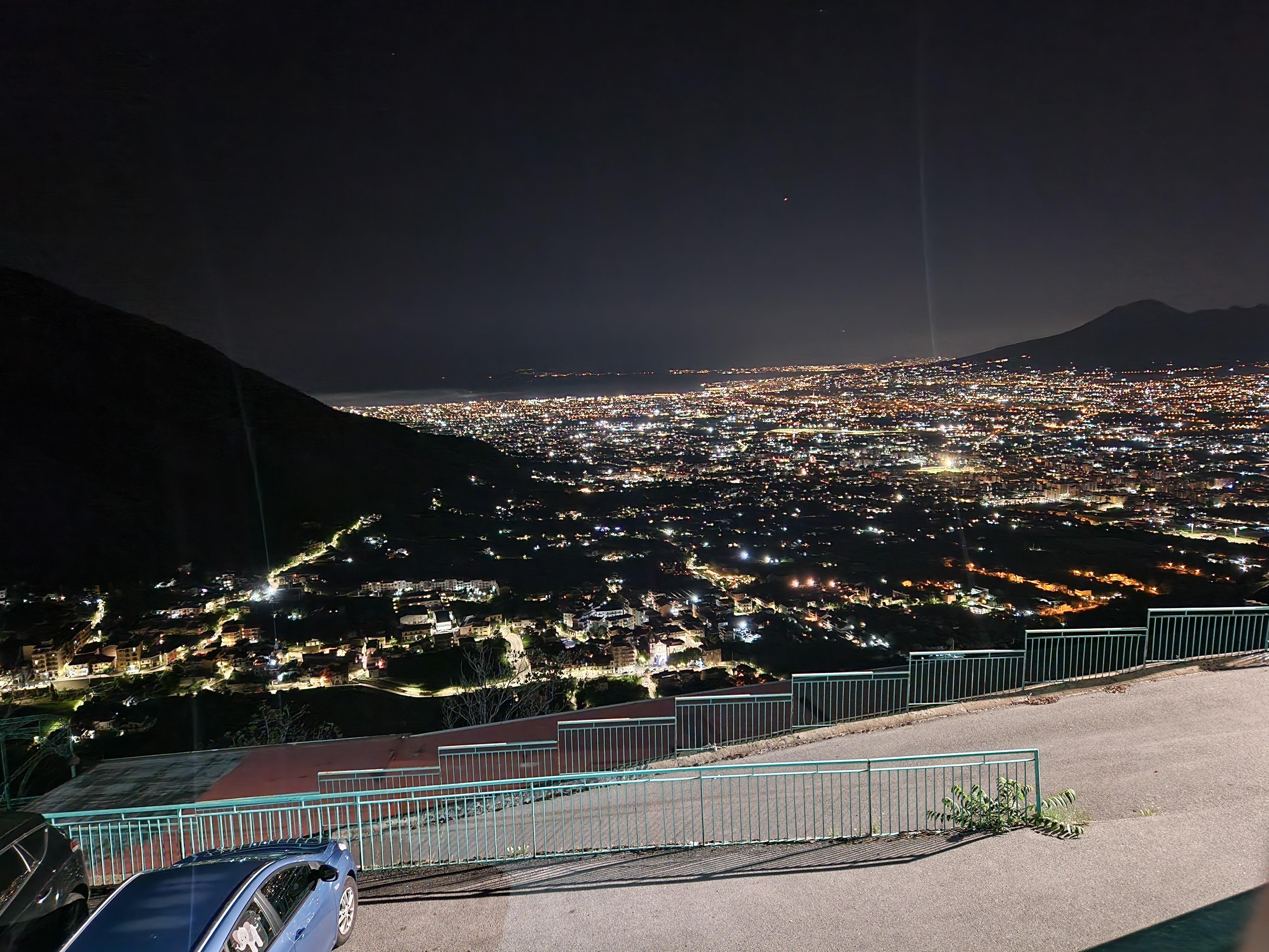 Vista dall'hotel, in primo piano del parcheggio, sullo sfondo Pompei e il Vesuvio 