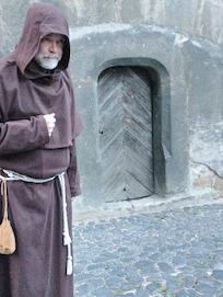 Mönch Petrus bei der abendlichen Stadtführung