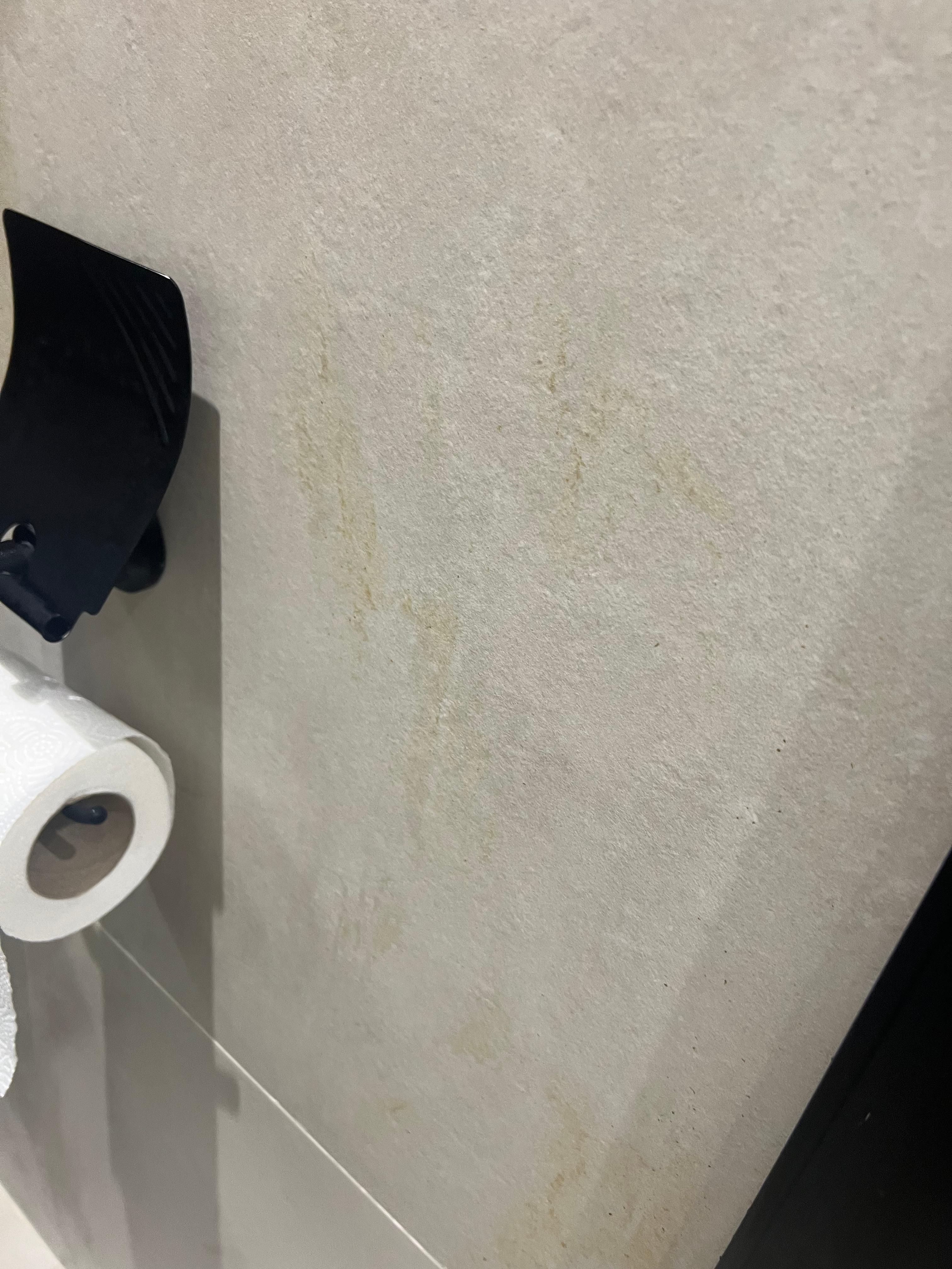 Trace sur les murs de la sdb