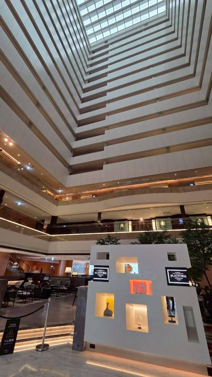 ロビーの吹き抜けが気持ちよい空間