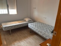 Ett av sovrummen på nedervåningen