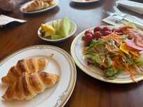 朝食のビュッフェ メロンを含めたフレッシュフルーツ、スモークサーモンが美味しい