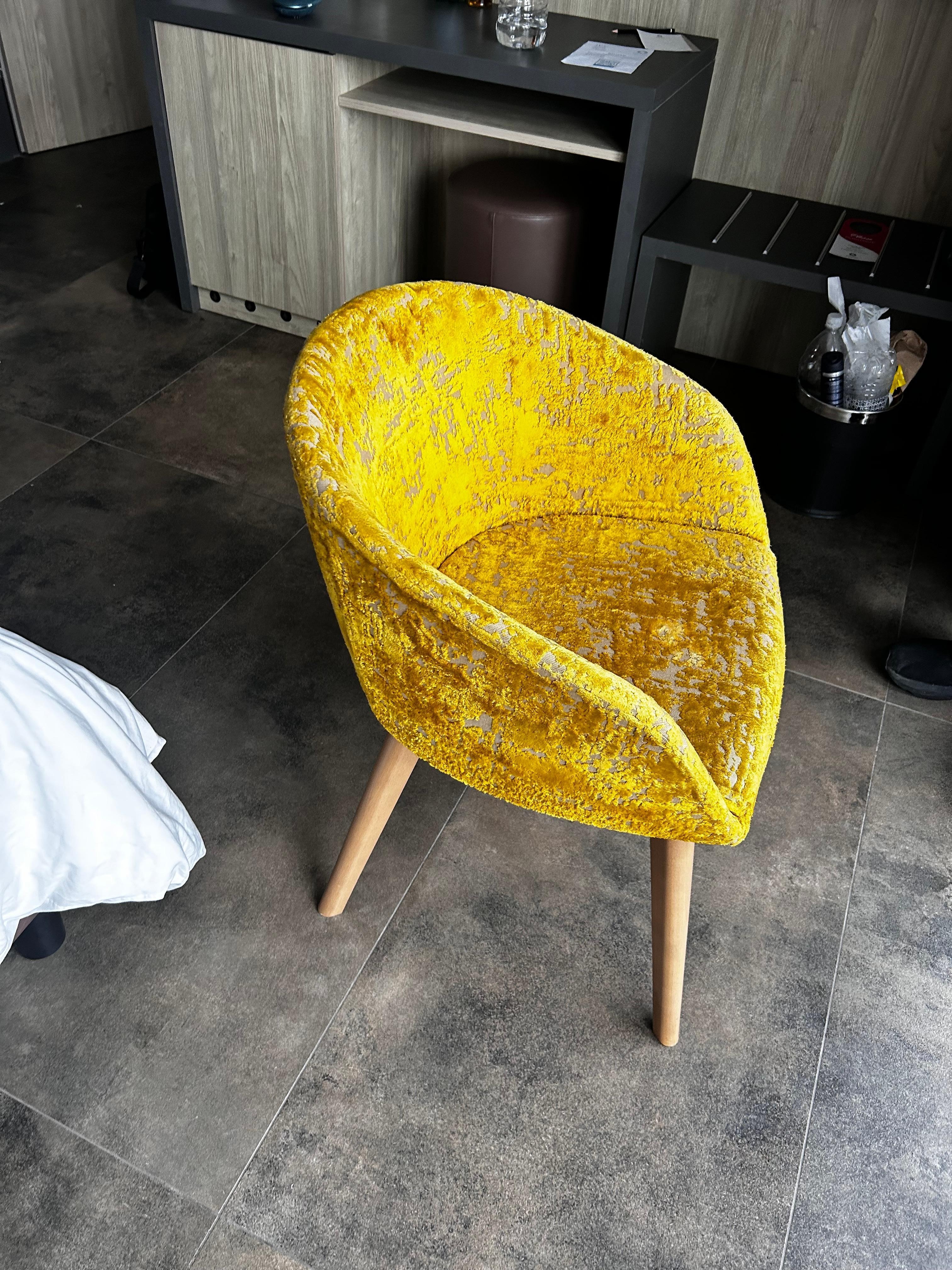 Does it look wet? They had charged more than three days room fare for old chair even it was already dried😡