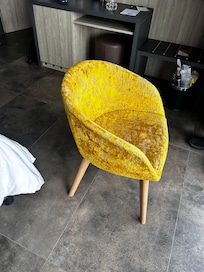 Does it look wet? They had charged more than three days room fare for old chair even it was already dried😡