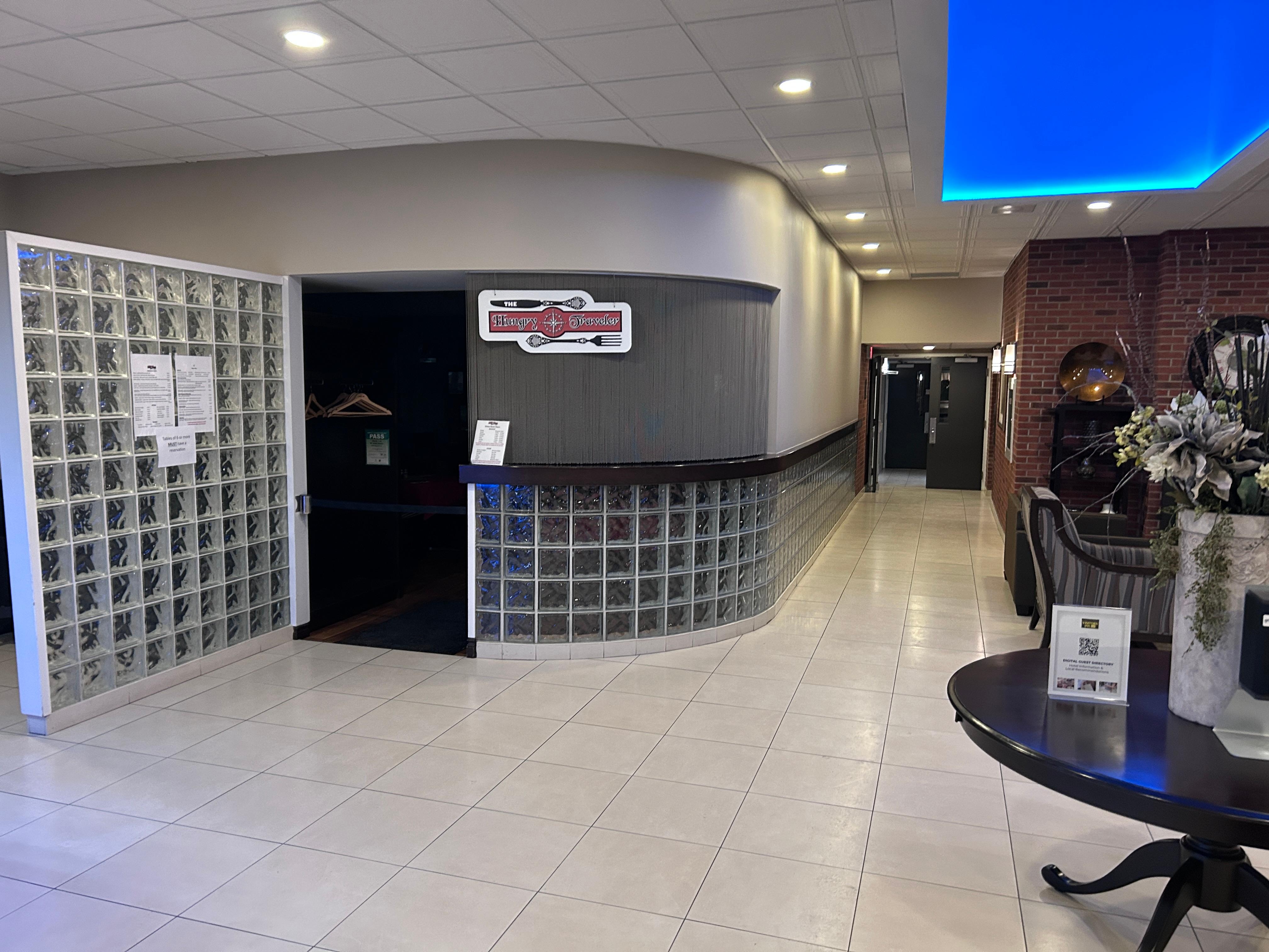 Lobby to restaurant 