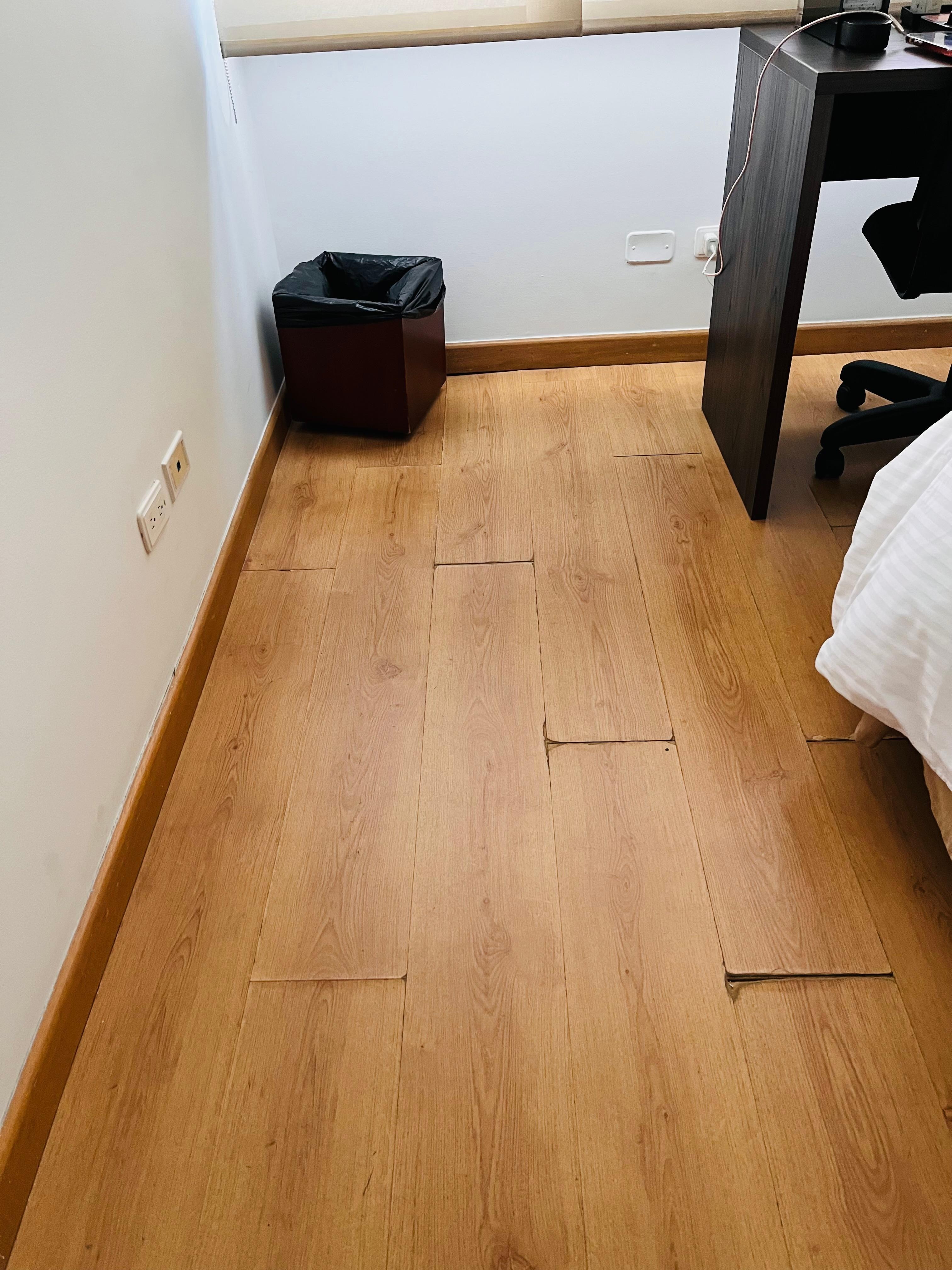 Piso de madera deteriorado