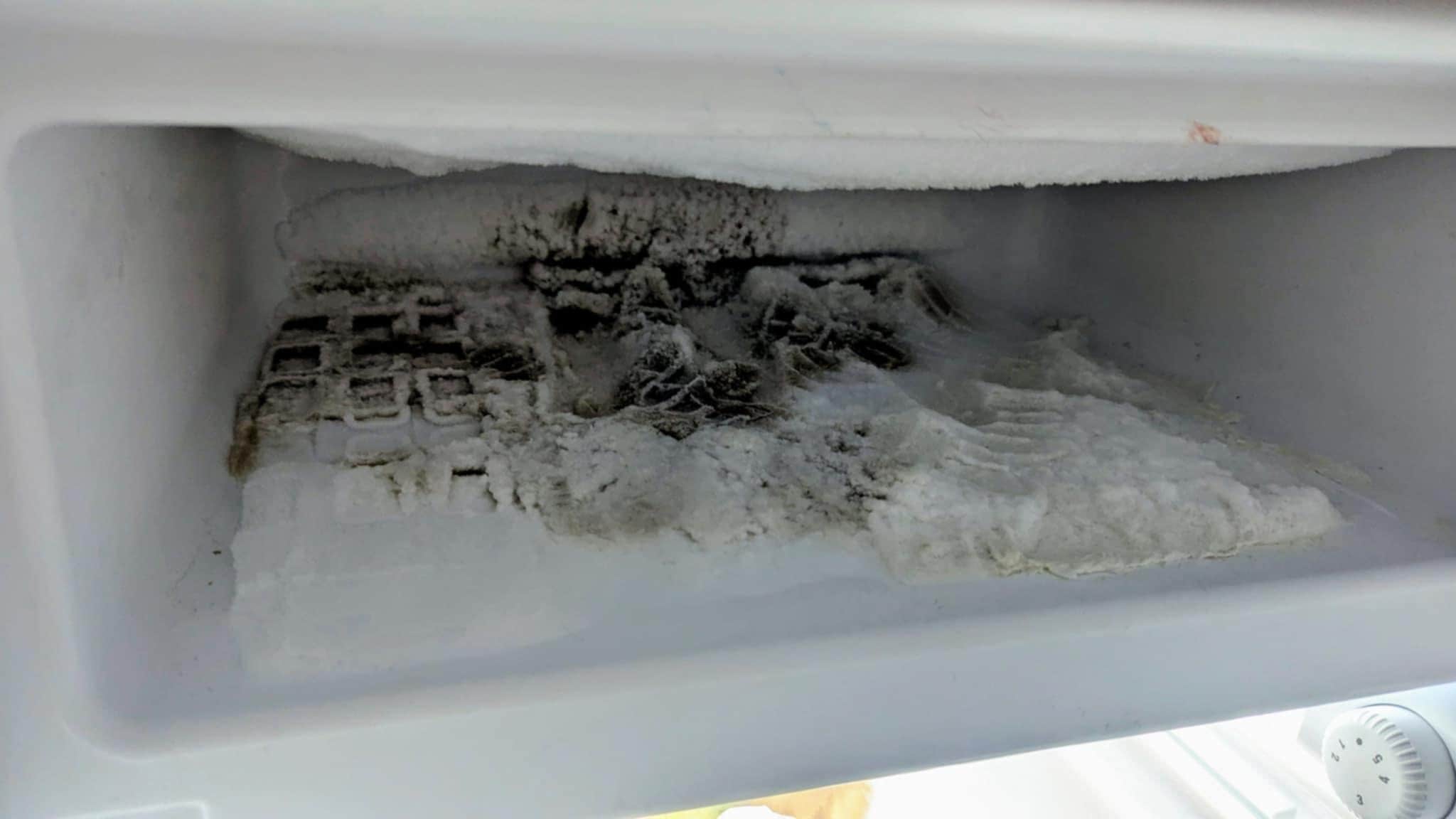 Glace dans le congélateur noire ????