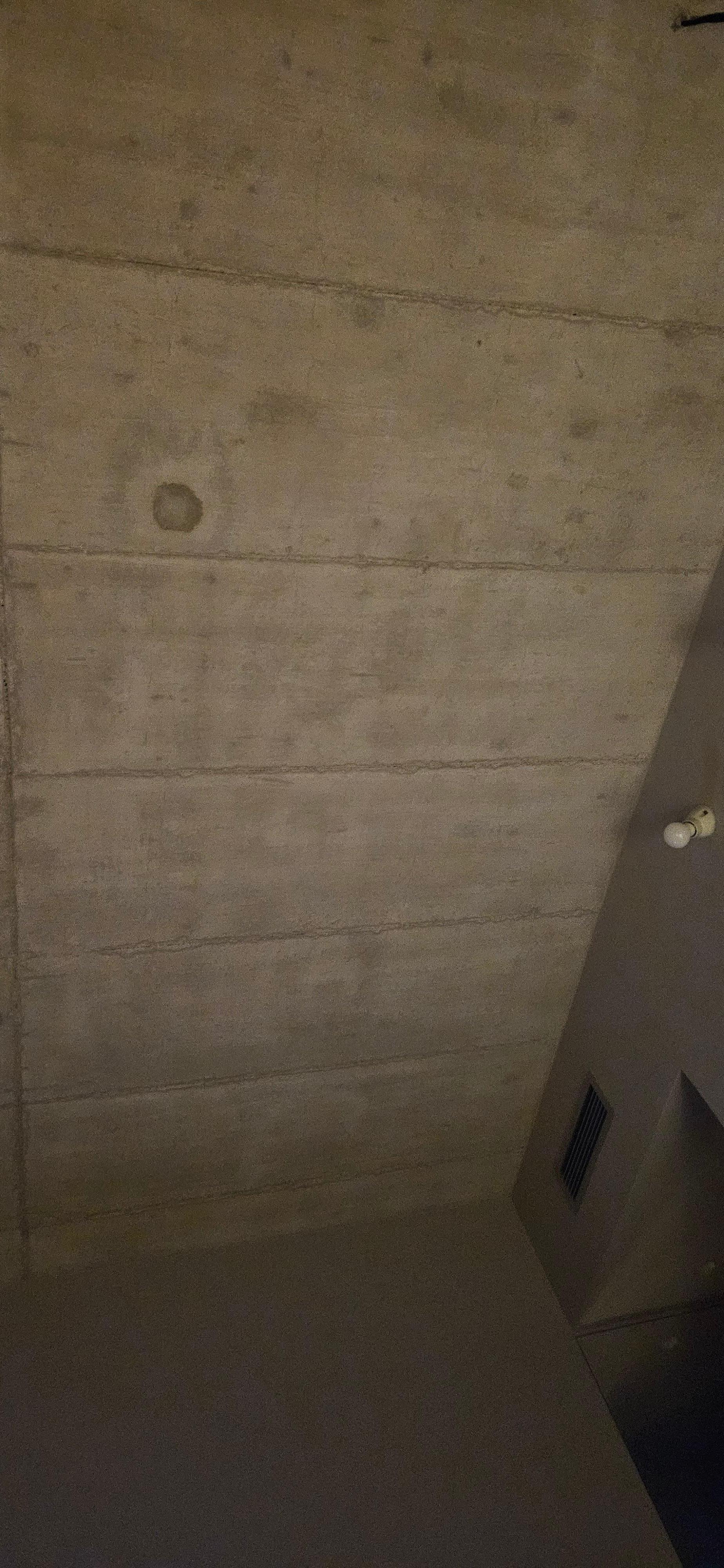 Die Decke war nicht verputzt