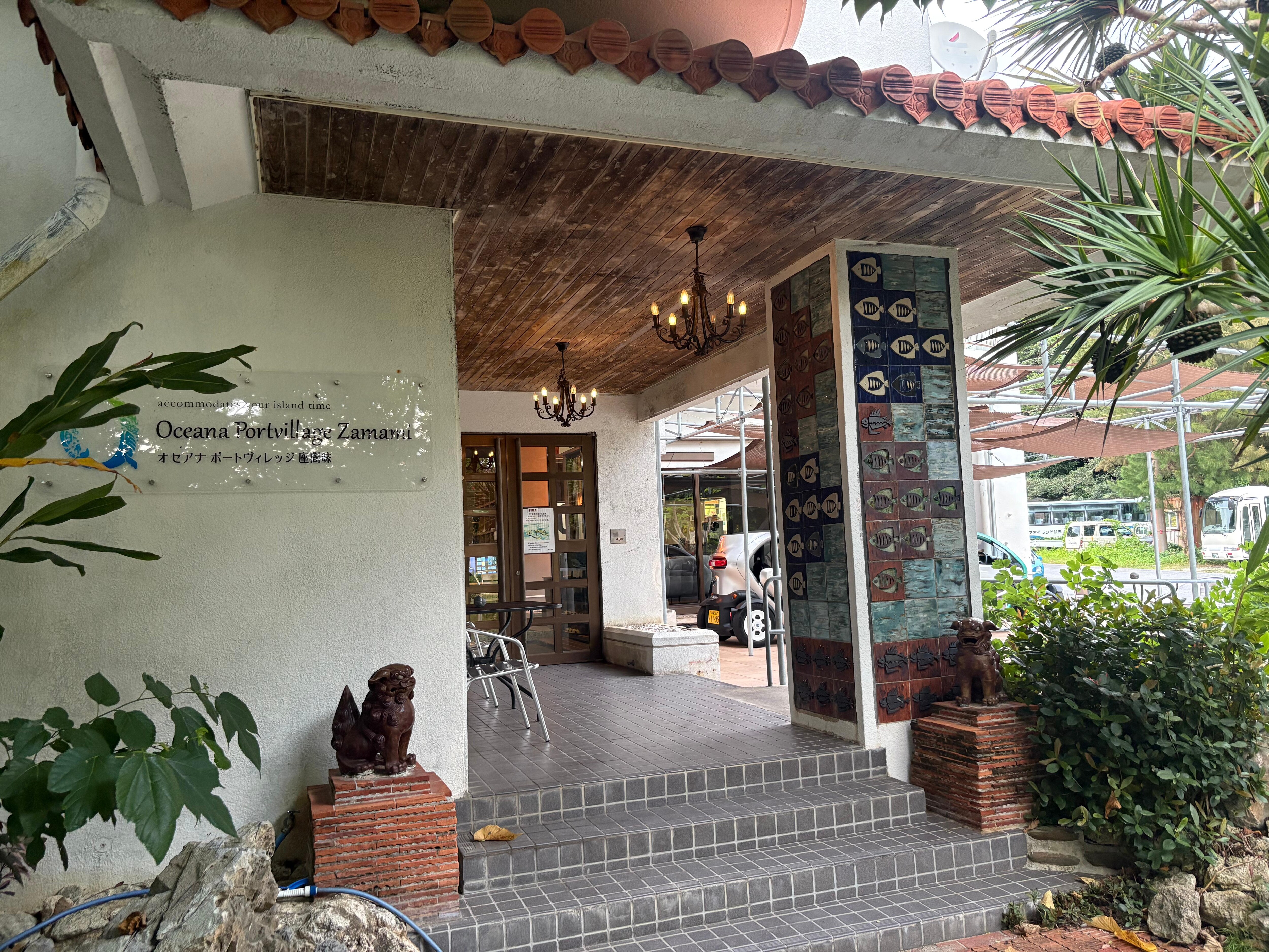 The entrance to the hotel 