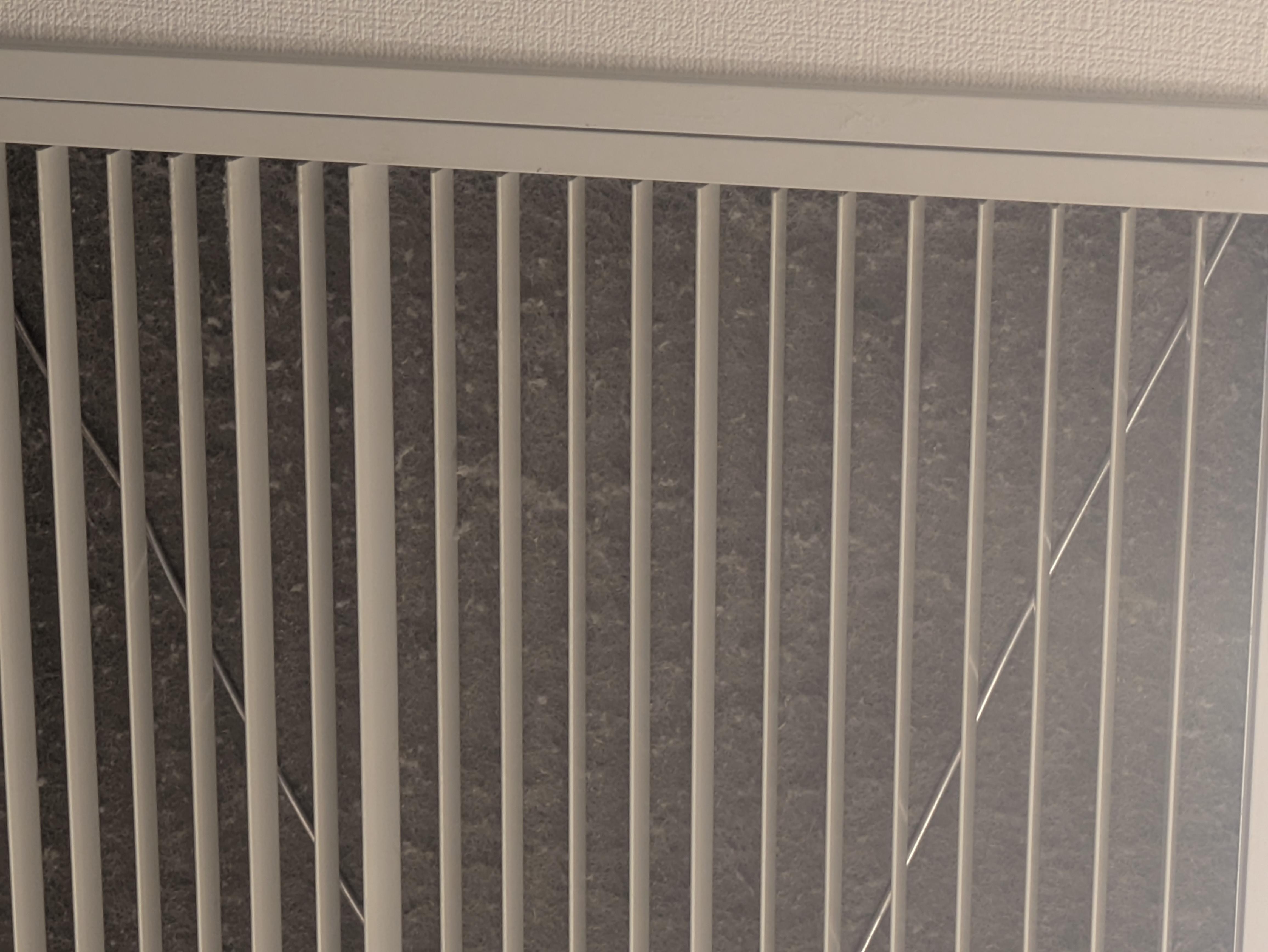 ほこりがびっしり詰まった換気口です。