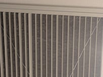 ほこりがびっしり詰まった換気口です。