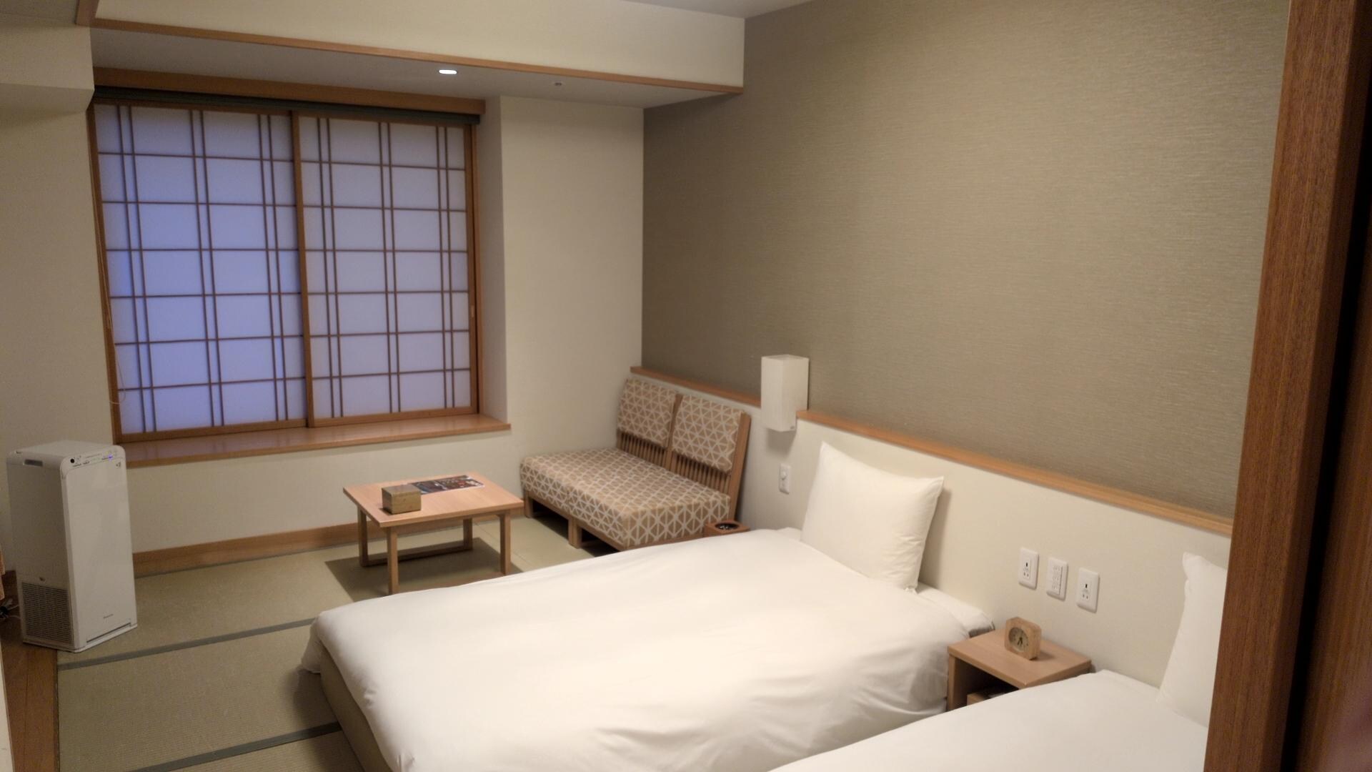 客室。ツインルームだが高さは控えめなので、寝相悪くてベッドから落下してもさほど痛くない