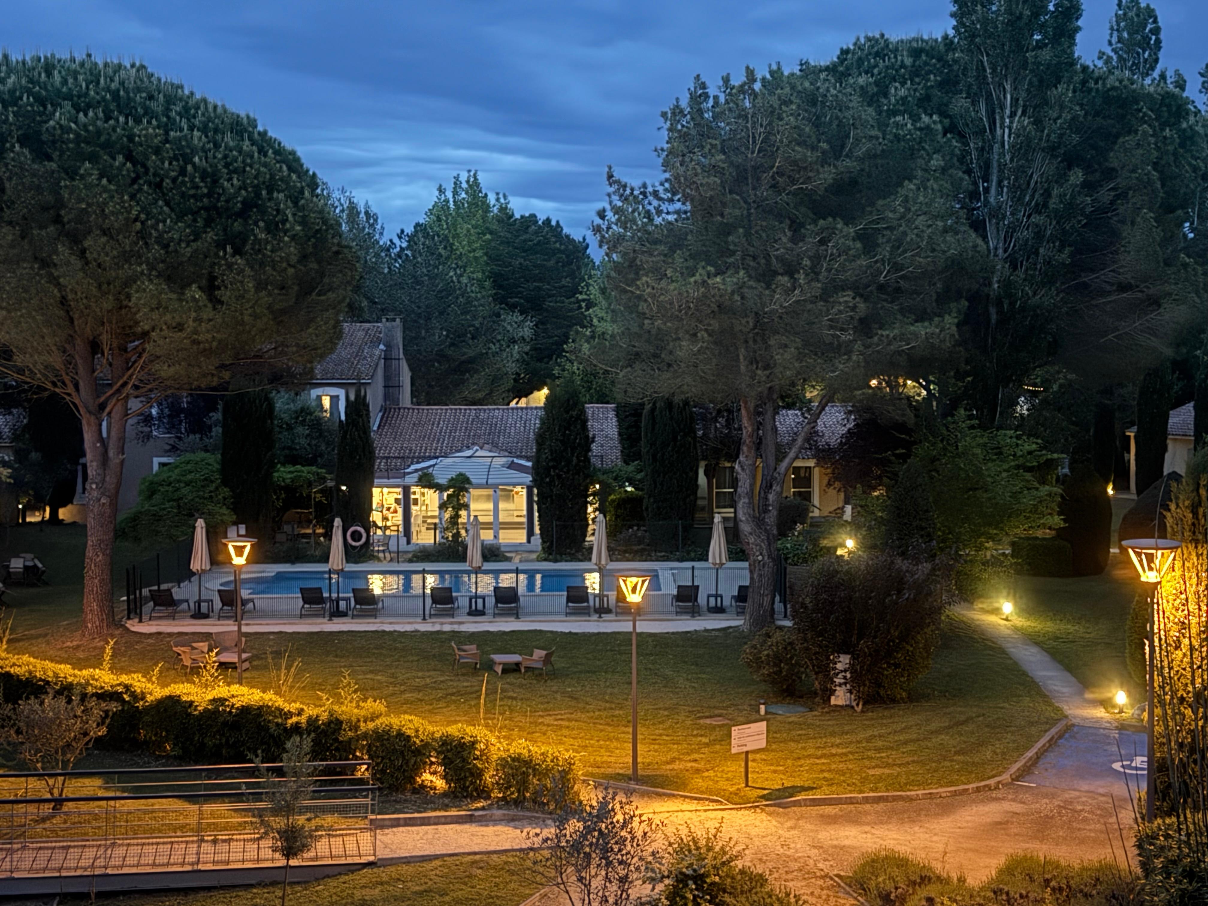 Vue jardin et première piscine 