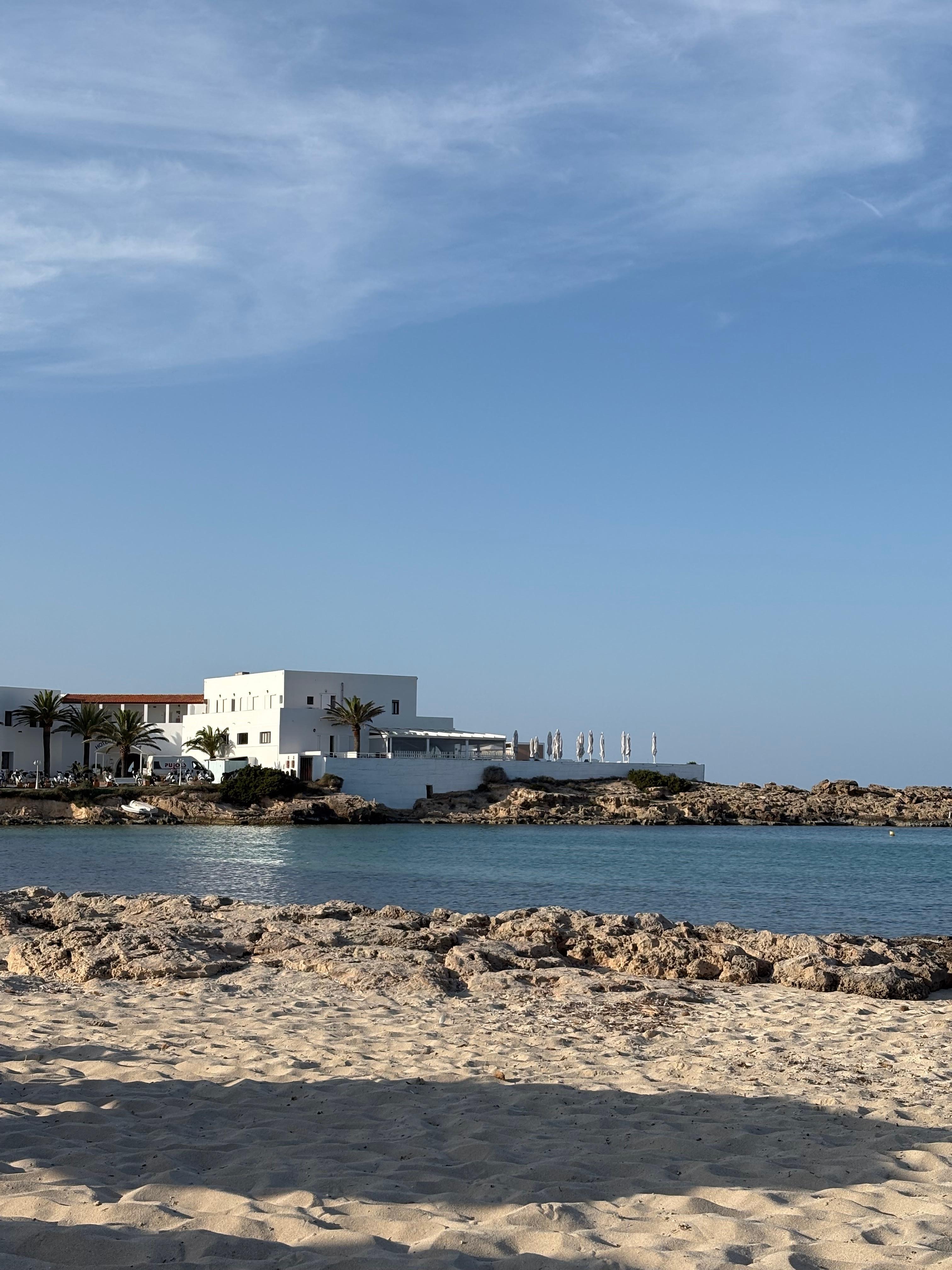 Vista desde la playa y al fondo de ve el hotel