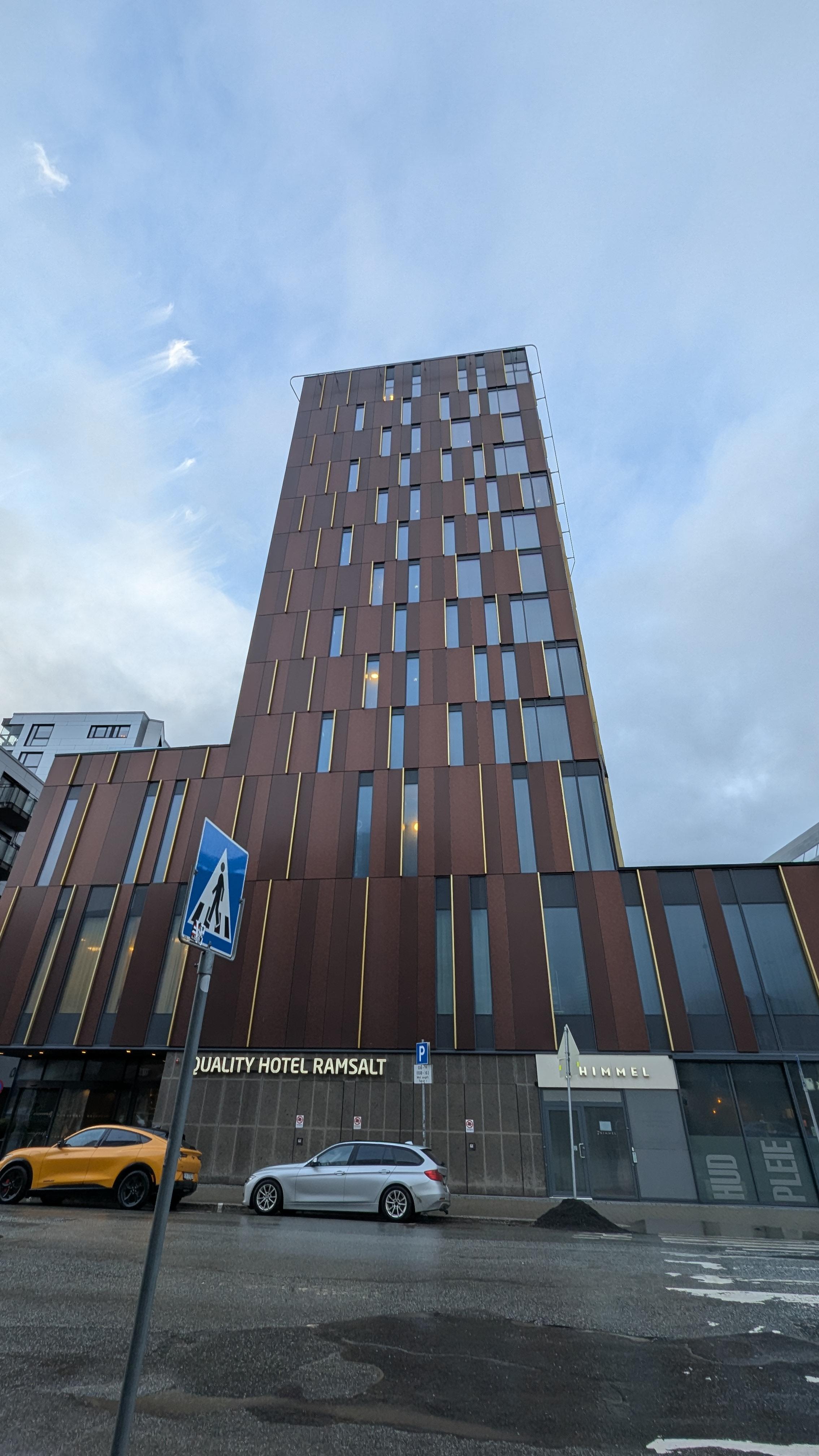 Hotellfasaden mot veien. 