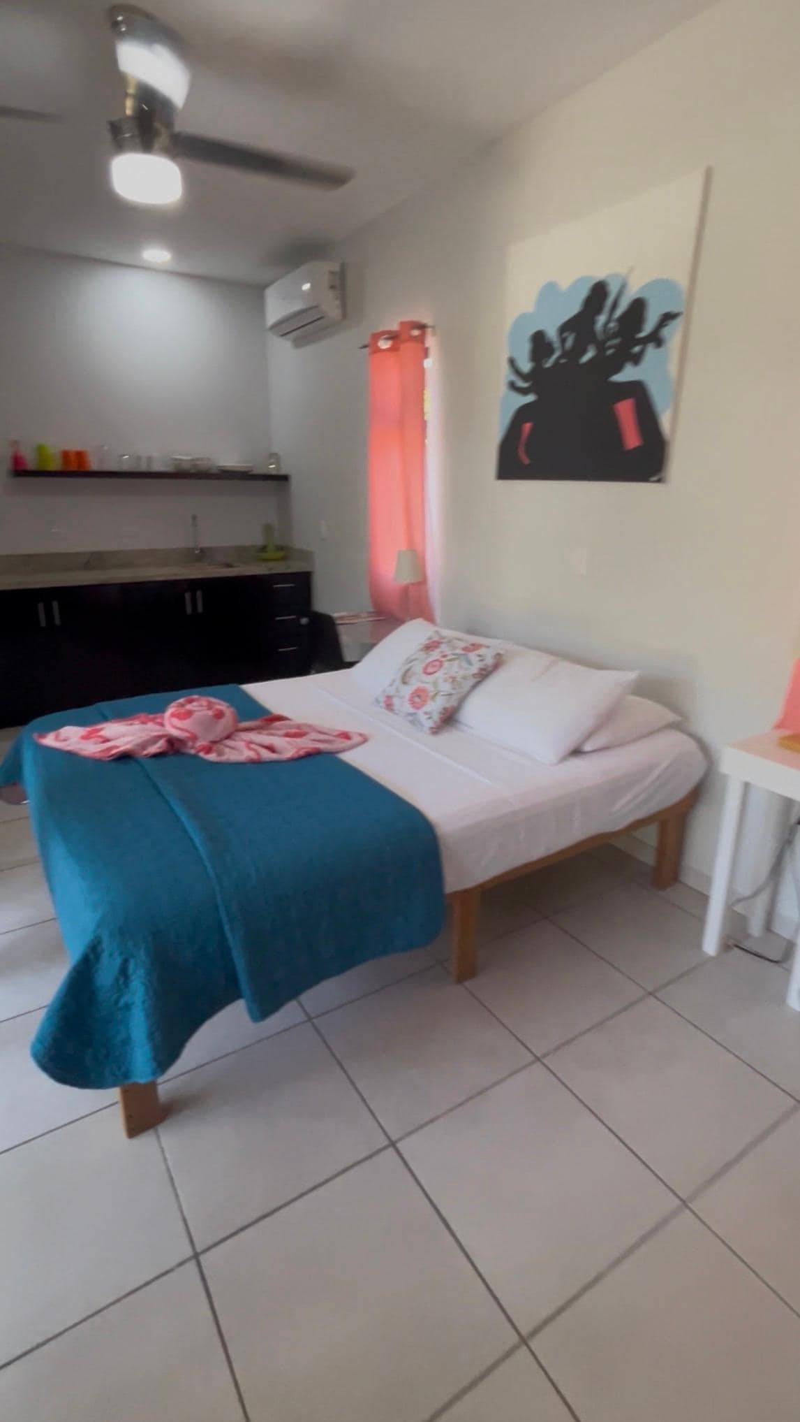 Cuisine au fond de la chambre 