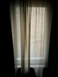 Das kommt bei strahlendem Sonnenschein durch den Entlüftungsschacht im Zimmer an