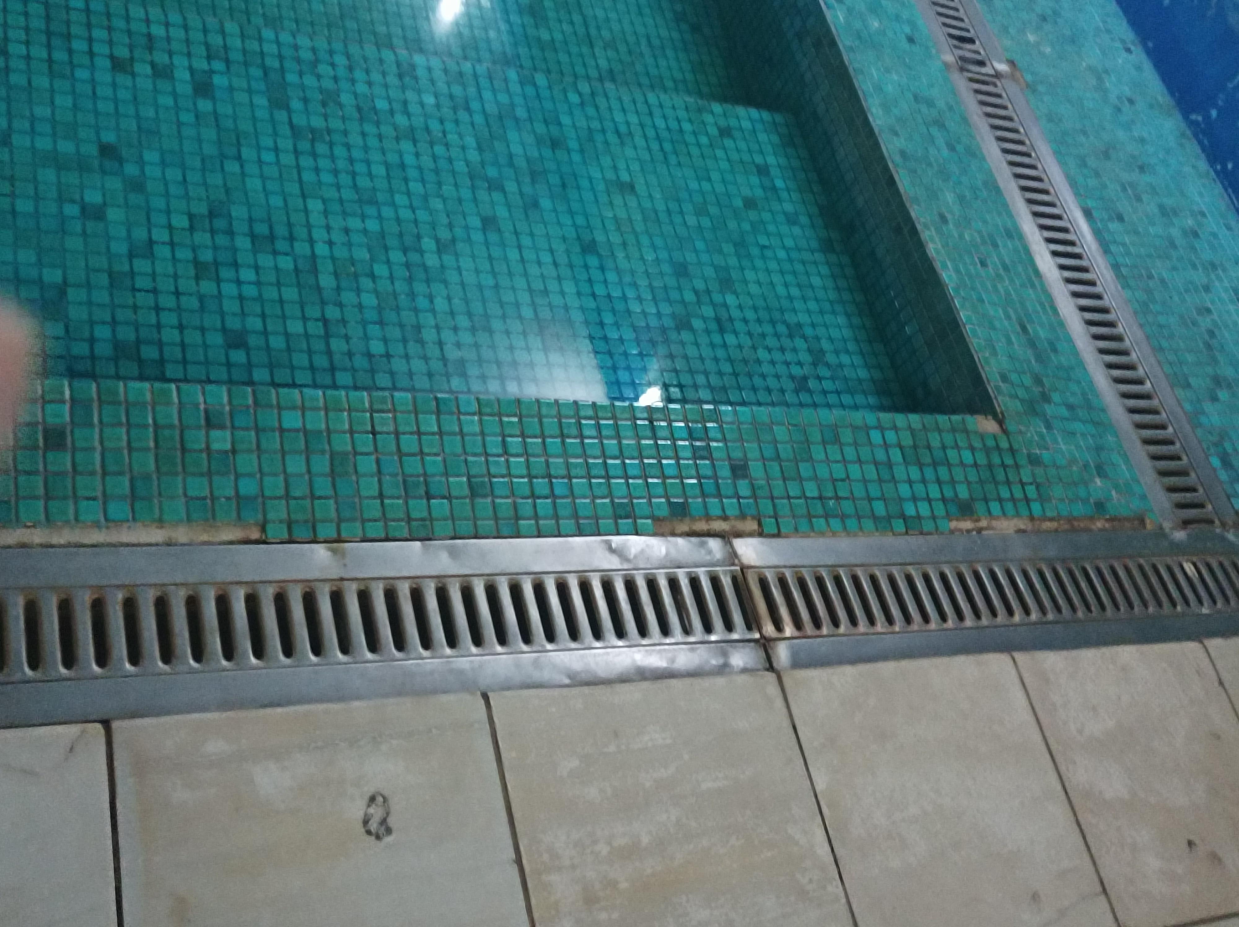 Piscina aquecida corrimão longe da borda de entrada e do primeiro degrau e totalmente sem apoio por ser sem estar firme 