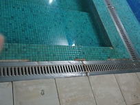 Piscina aquecida corrimão longe da borda de entrada e do primeiro degrau e totalmente sem apoio por ser sem estar firme