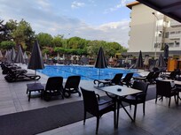 Basseng området med bar og solsenger.