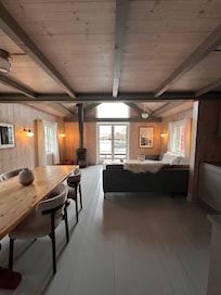 Il magnifico salone con la grande finestra sulla baia