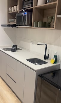 La cocina está equipada con estufa, nevera, microondas, platos, utensilios, cafetera, café, jabón y papel toalla.