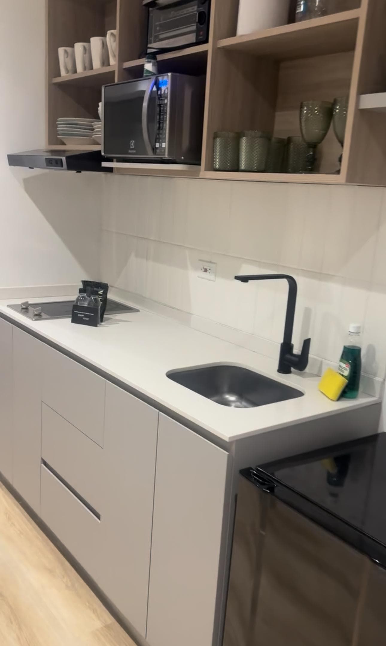 La cocina está equipada con estufa, nevera, microondas, platos, utensilios, cafetera, café, jabón y papel toalla.