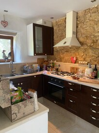 Gut ausgestattete Küche mit umfangreichem Starter-Paket