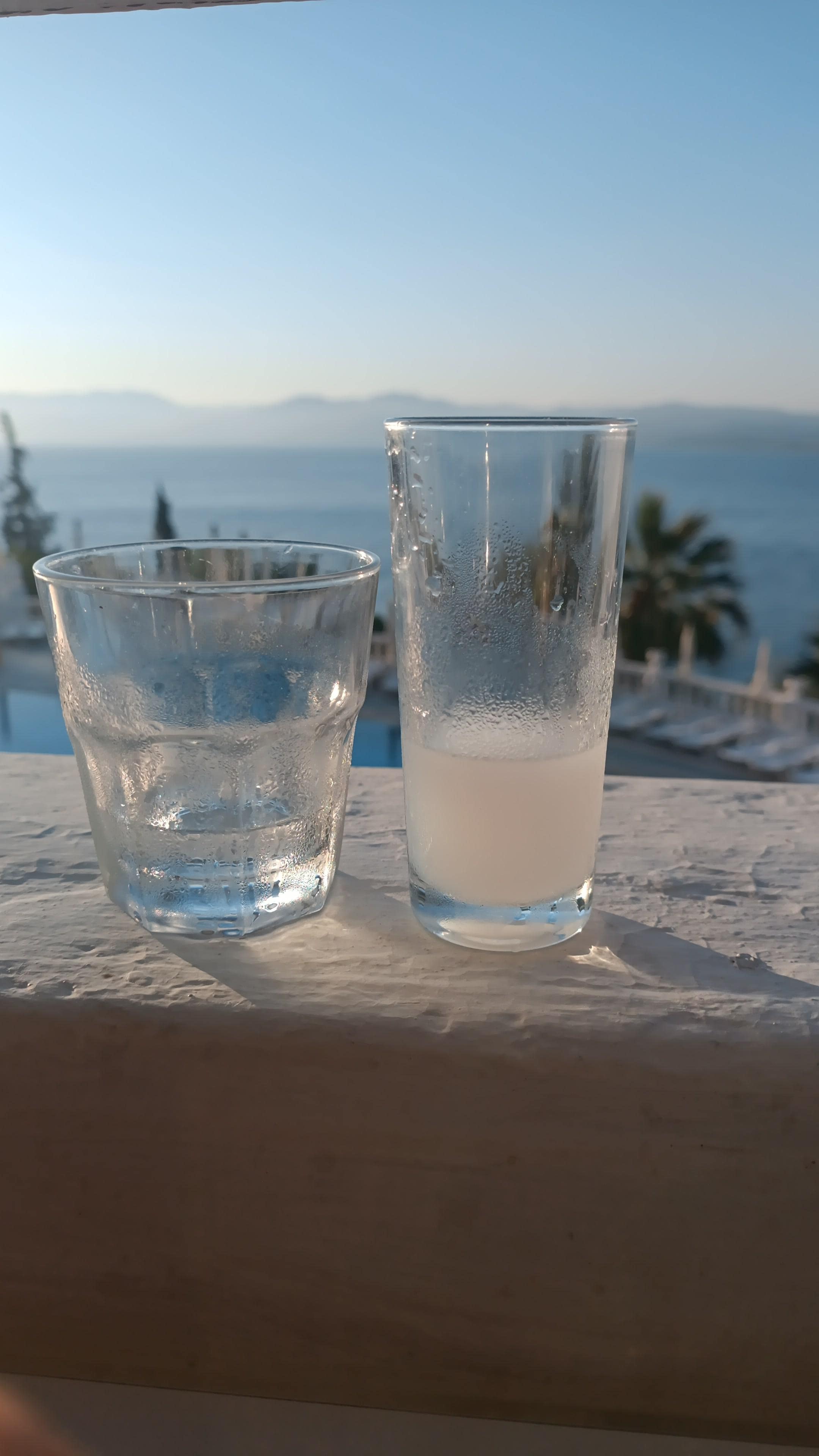 Akşam yemeğini açık alanda yemek istiyorsanız otelin dağ kısmındaki masaları kapın yoksa güneş kaçınılmaz ...