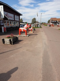 En utflykt till Nusnäs för att se tillverkning av Dalahästar i olika storlekar och andra hantverk.