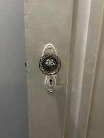 Most of the interior doors had glass knobs.