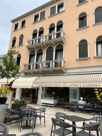 Hotellet vårt
sett fra nærmeste
uterestaurant