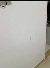 Parede em frente a cama (detalhe do reboco caindo)