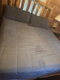 Master bed comforter was stained upon arrival. There was a second one in the closet available that the host told us about when I messaged about this one.
