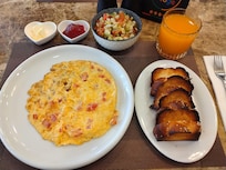 朝食。卵はオムレツか目玉焼きかスクランブルエッグを選べ、飲み物はオレンジジュースかコーヒーが選べる。