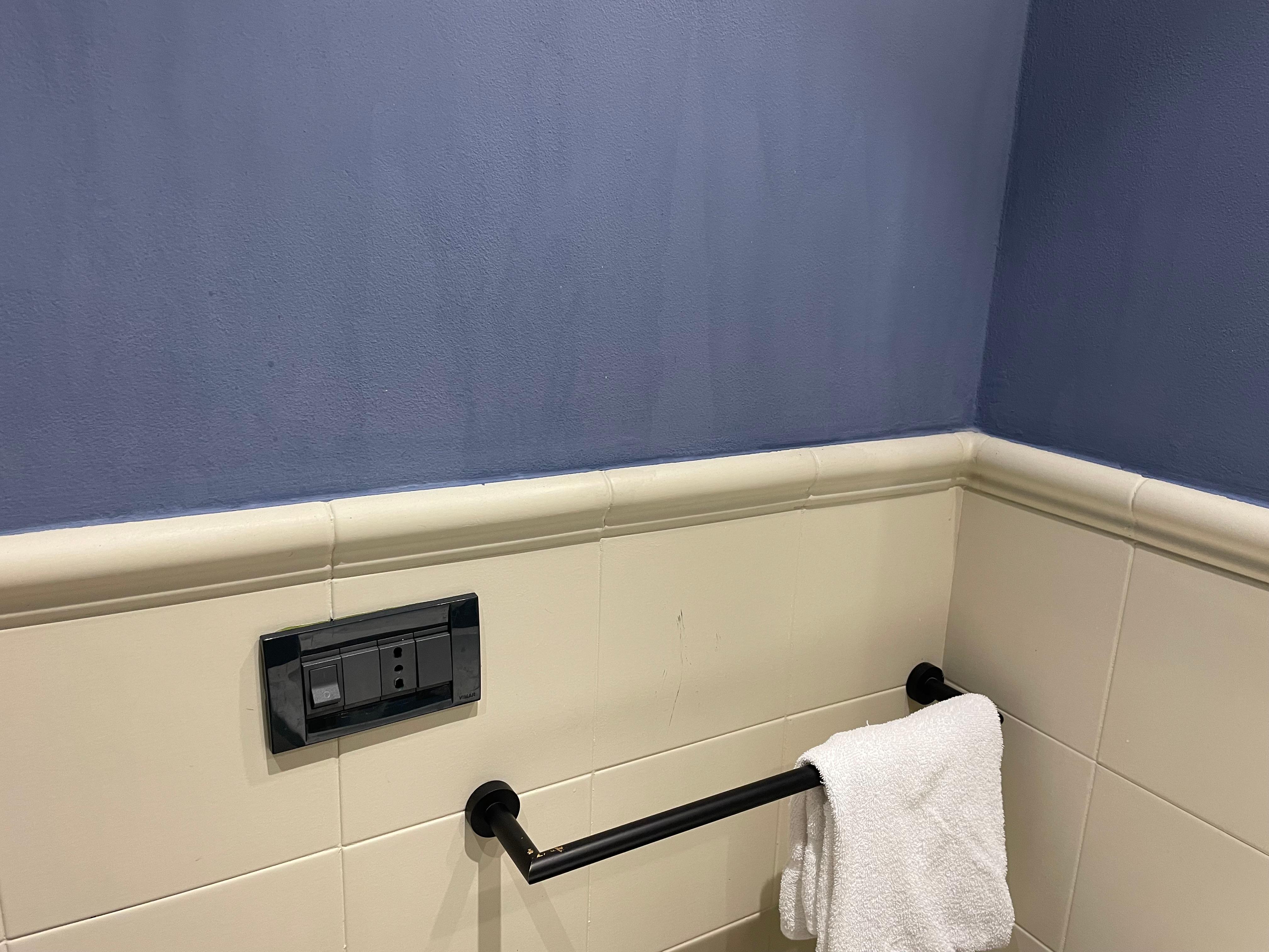 Bagno con aspirazione non funzionante e vedendo le preti da sempre
