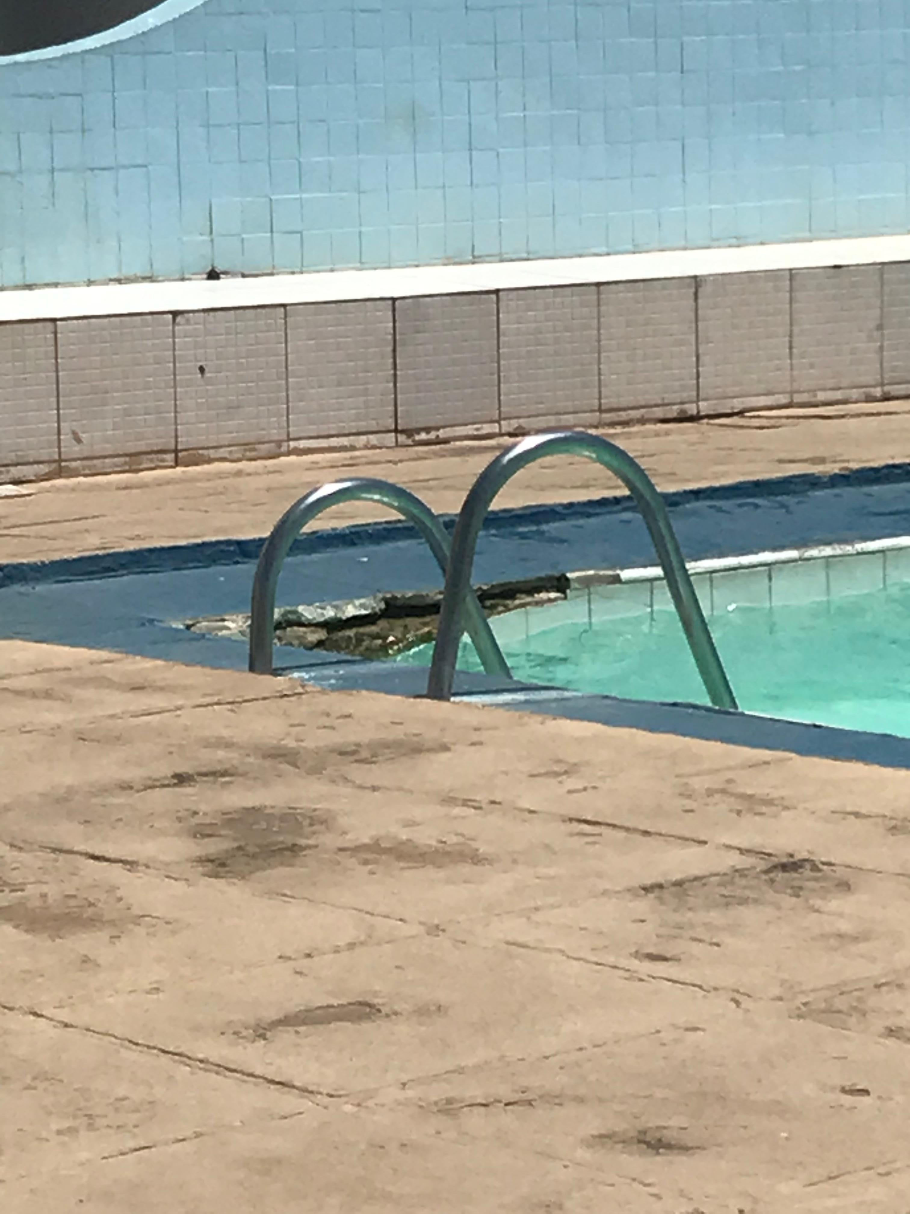 Uma foto que tirei de uma das rachaduras presente na piscina em tempo de machucar os hóspedes.