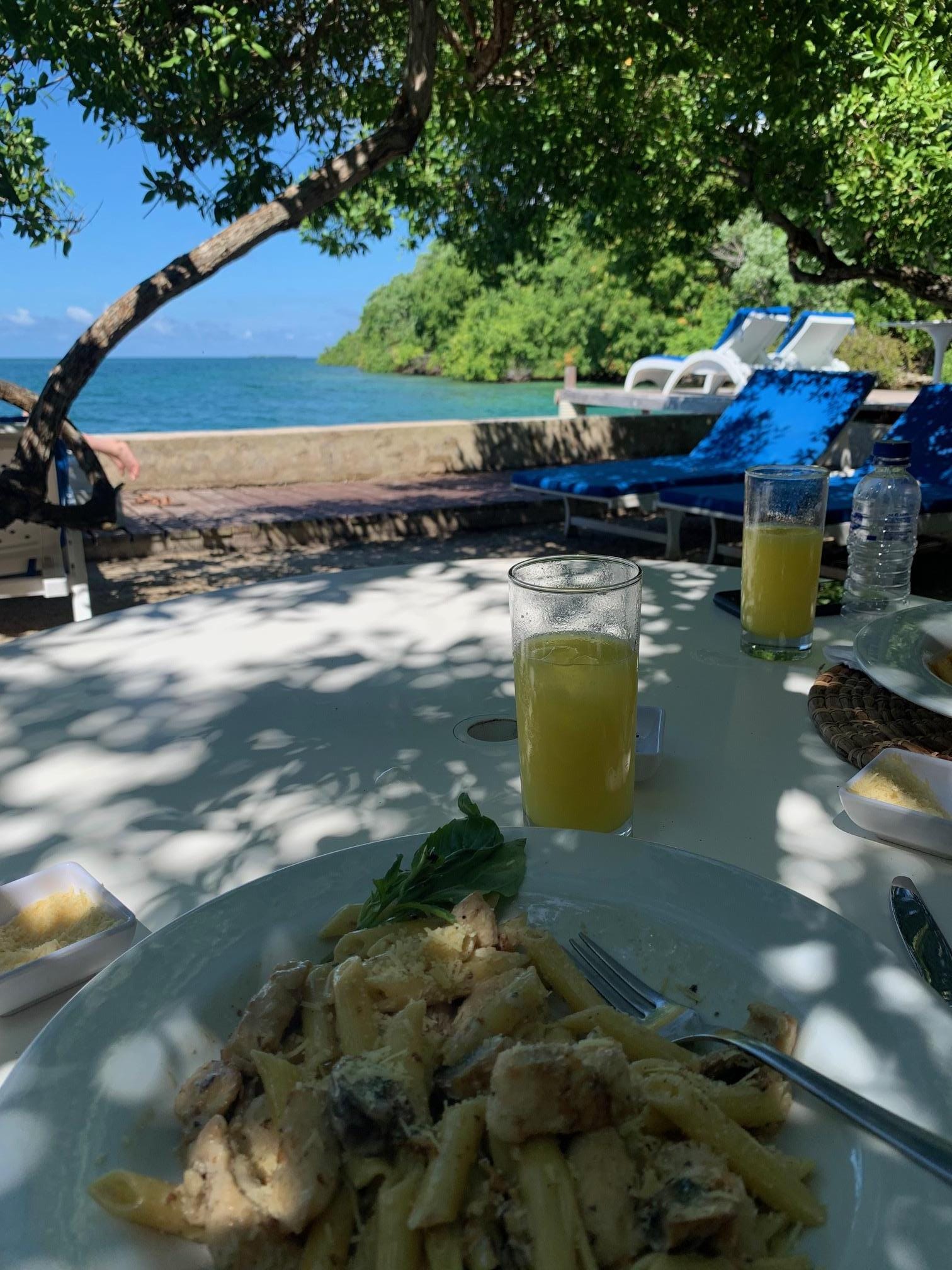 Almuerzo rico y al lado del mar