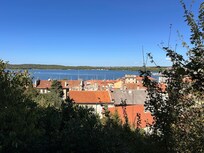 Dächer einer Küstenstadt