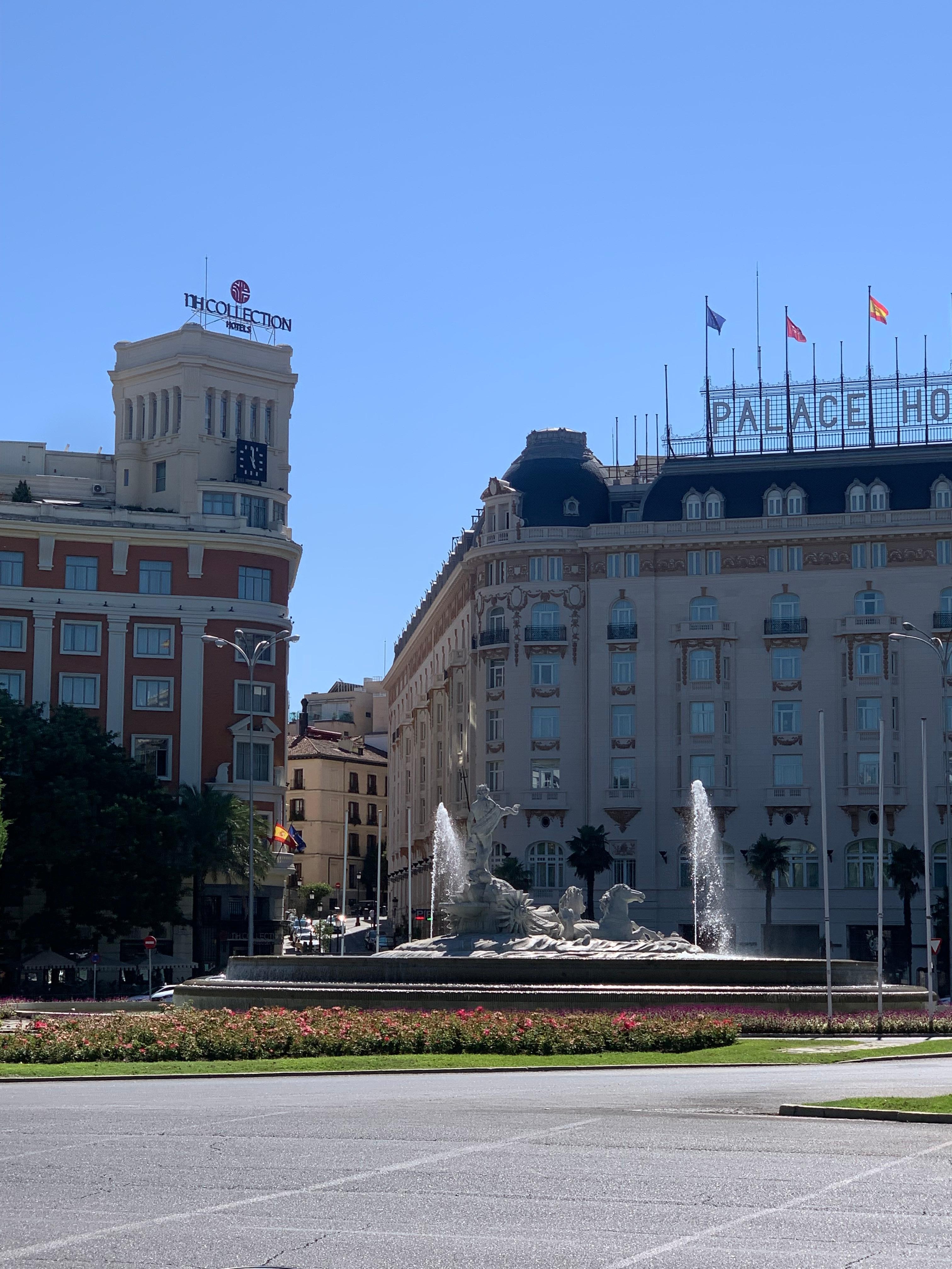 Ubicado frente a la fuente de Neptuno
Y a unos pasos del Museo del Prado