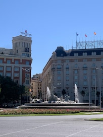 Ubicado frente a la fuente de Neptuno
Y a unos pasos del Museo del Prado