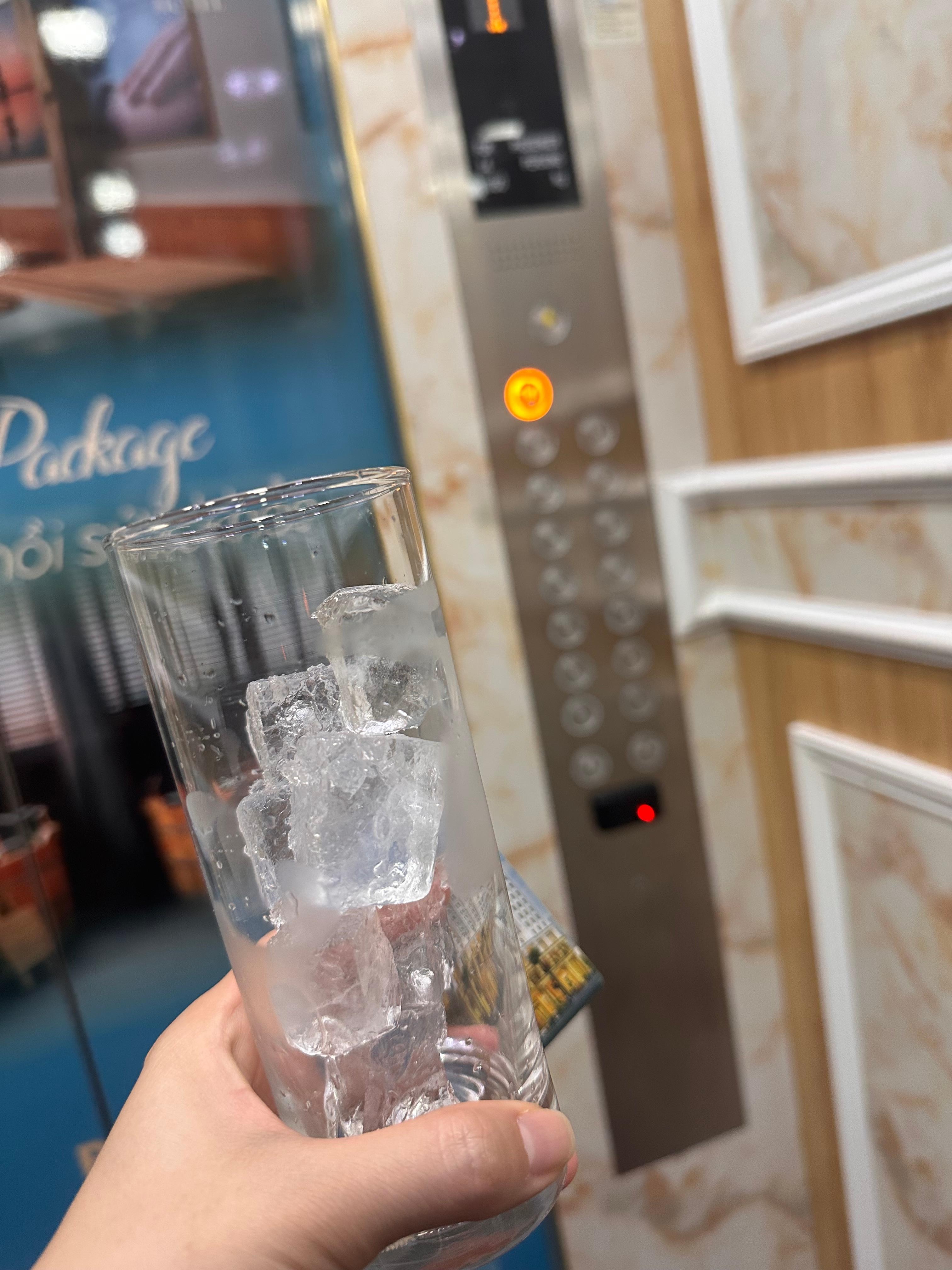 얼음은 1층에서 오전6시~오후12시까지 받을 수 있습니다. 엘레베이터가 조금 느립니다