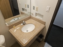 Look at the shelf and I don't know what I can say about the tissue holder and plate cover ??