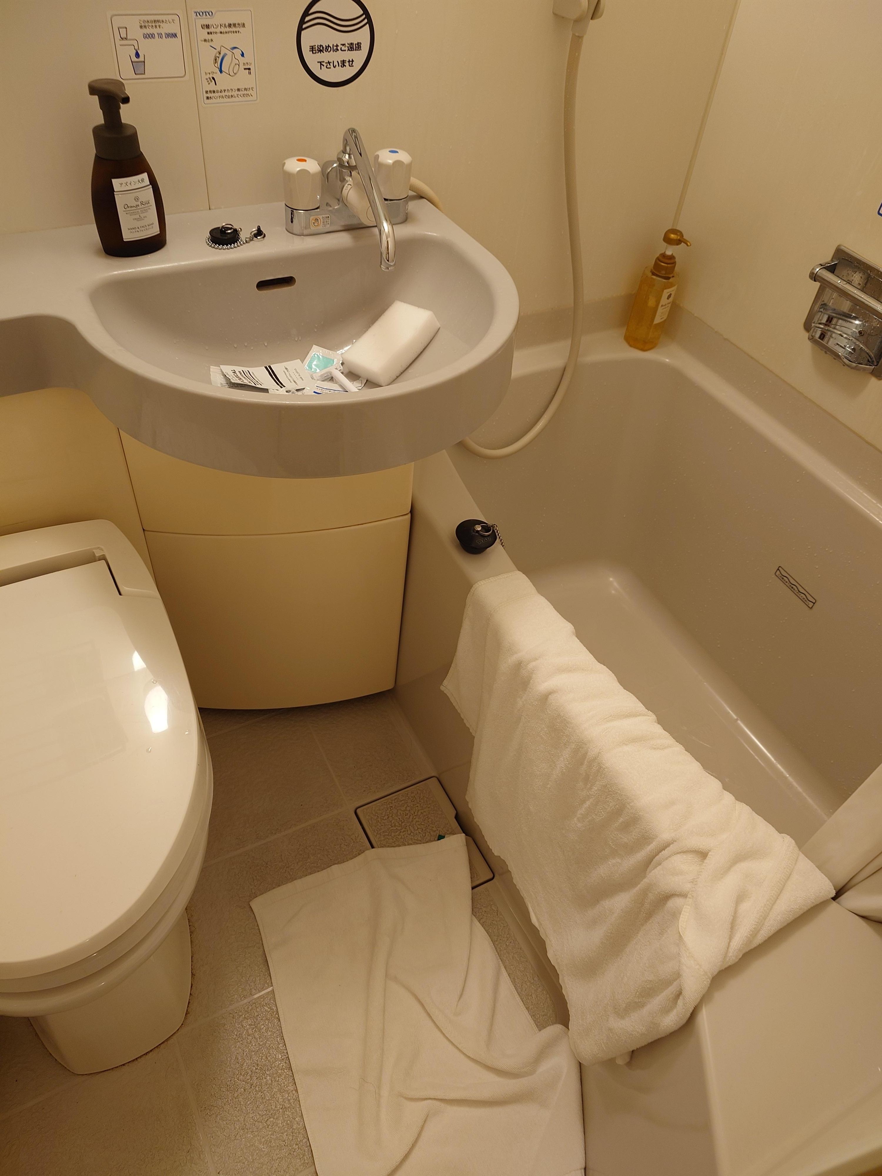 水圧が高いので、蛇口の開きを慎重にしないと水びたしになります。