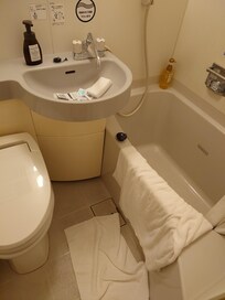 水圧が高いので、蛇口の開きを慎重にしないと水びたしになります。