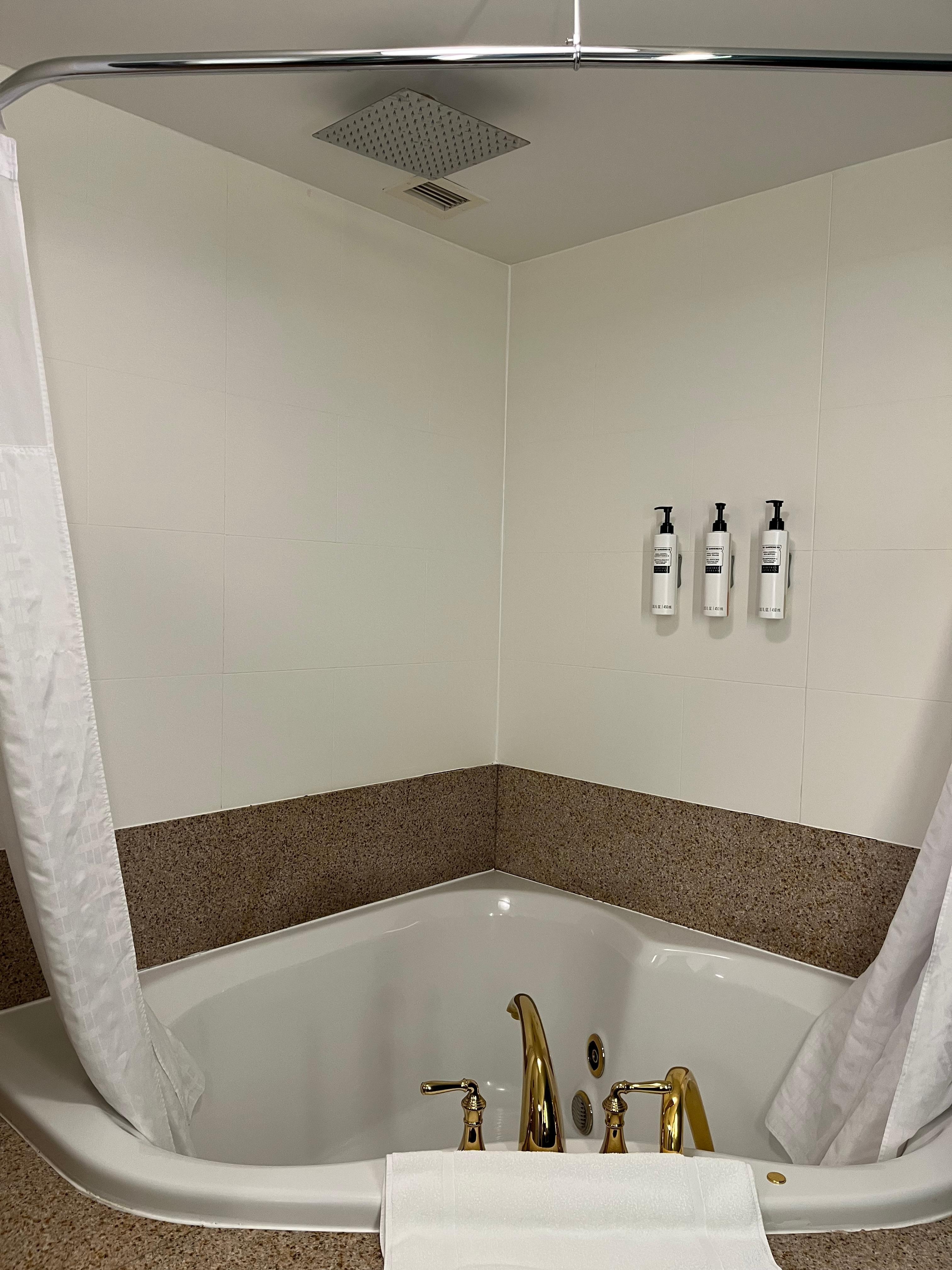 Rain showers and Hot tub 💕