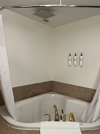 Rain showers and Hot tub 💕