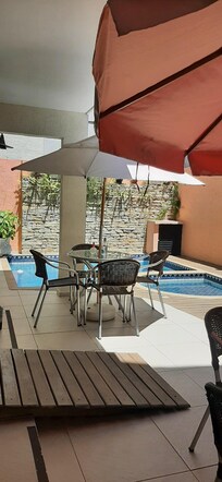 Área da piscina e hidromassagem. Tem um chuveiro escondido na lateral esquerda de quem entra, que não nos foi avisado mas é ótimo para lavar os pés ao chegar da praia.