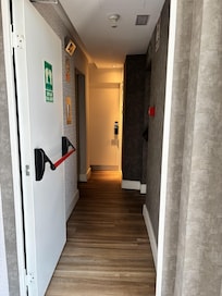 Se puede ver que la habitación esta al final de una zona aparte, no donde estan el resto de hbaitaciones