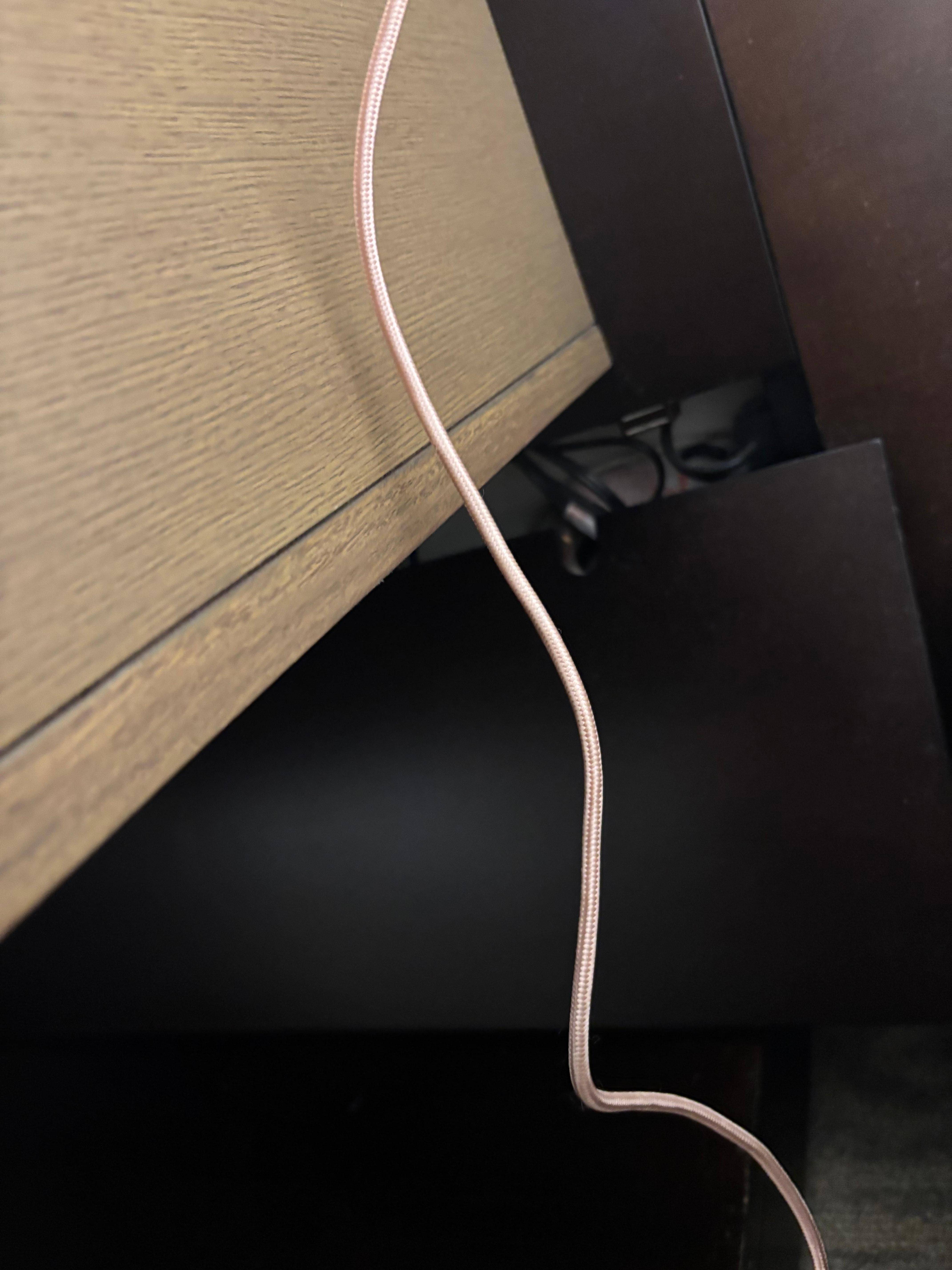 Debajo de la mesa de noche la tabla desprendida 